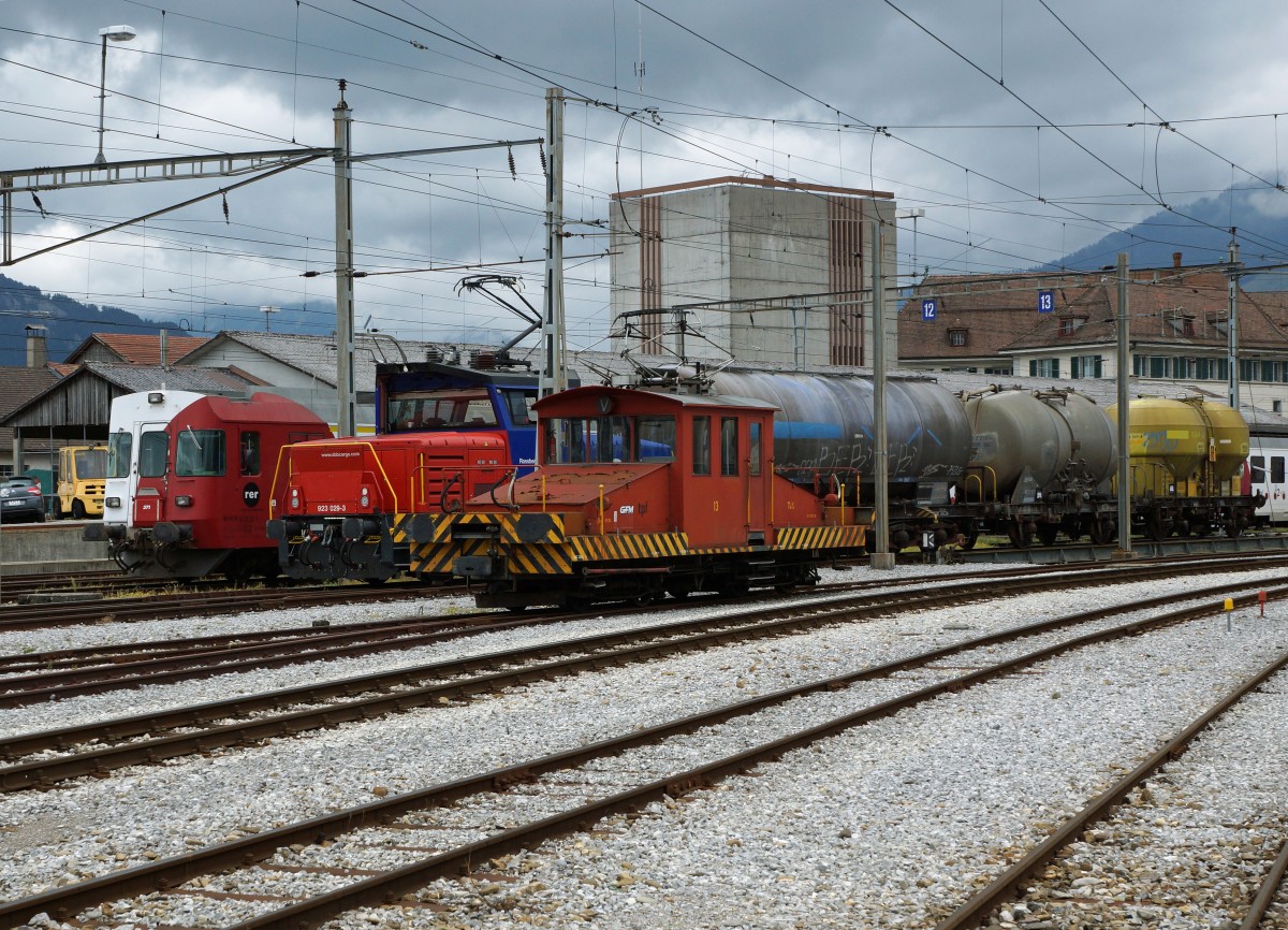 TPF/SBB: Zusammentreffen von verschiedenen Gesichtern in Bulle am 17. August 2015.
Im Bilde vertreten sind von links nach rechts: TPF ABt 371 vor Reservependel mit RBDe 567 171 und B 362, SBB Eem 923 029-3  ROSSBERG  mit Güterzug Bulle-Romont und TPF Rangierlok Te 4/4 13.
Foto: Walter Ruetsch