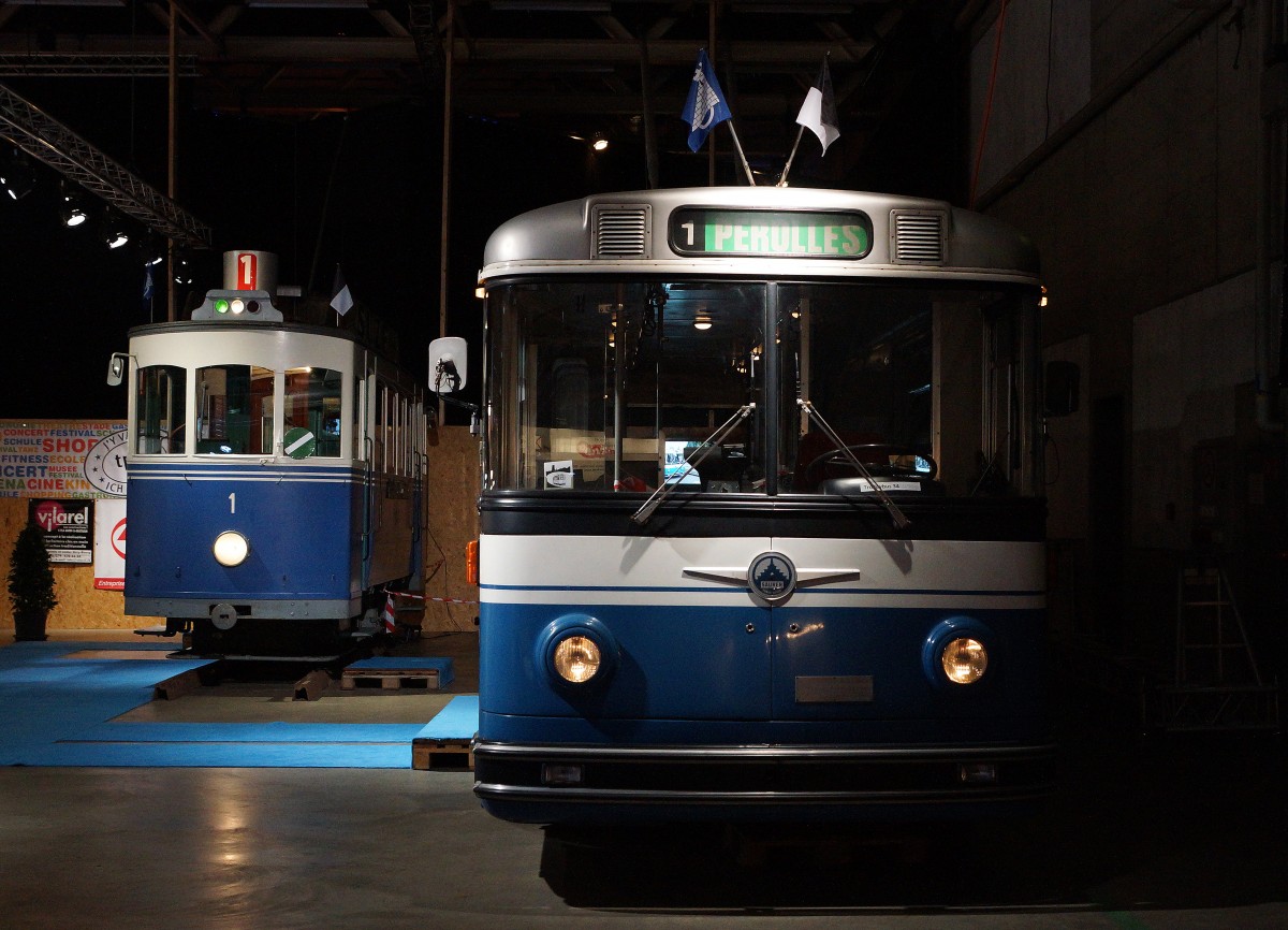 TPF/TF: Tram Ce 2/2 no 1 aus dem Jahre 1897 und der SAURER Trolleybus no 34 (1964) an der Messe Freiburg ausgestellt am 10. Oktober 2015.
Foto: Walter Ruetsch