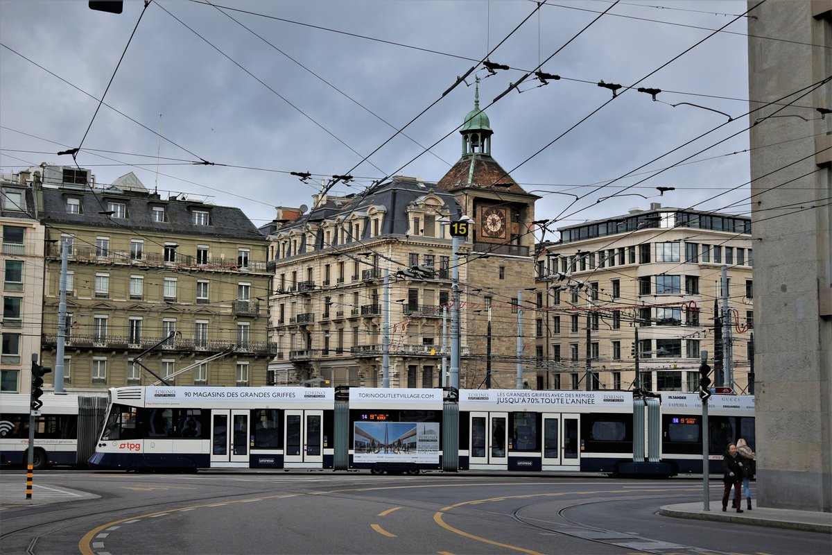 TPG: 1830 unterwegs als Linie 14 nach Bernex kurz nach der Haltestelle Genève, Bel-Air. Im Hintergrund sieht man den Uhrenturm   Ile  am Place de Bel-Air.