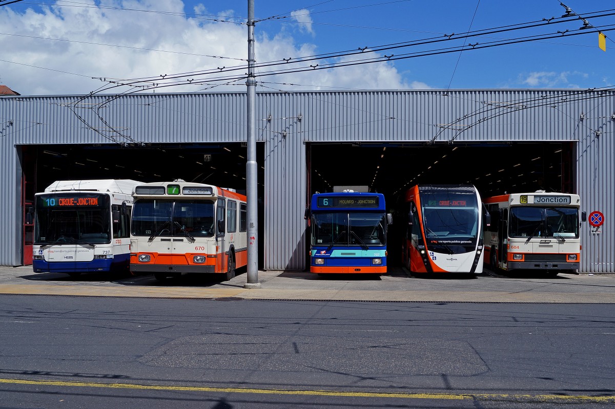 tpg: Die verschiedenen Generationen der tpg-Trolleybusflotte vereint am 11. Mai 2014 vor dem Depot de la Jonction (737 Hess, 670 Saurer, 707 Swiss Trolley, 1601 VANHOOL und 684 NAW). Zur Zeit werden die Fahrzeuge von Saurer und NAW vollständig durch strassenbahnähnliche Fahrzeuge der Marke VANHOOL ersetzt. Da Trolleybusse in der Schweiz dem Eisenbahngesetz unterstehen, wurde diese Aufnahme bei den Bahnen aufgeführt.
Foto: Walter Ruetsch