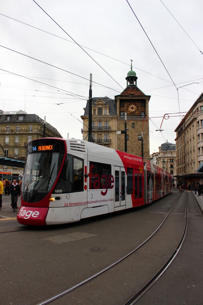 TPG STADLER TANGO 1808 mit !fage-Werbung verlässt die Haltestelle Bel-Air. 01.02.2014