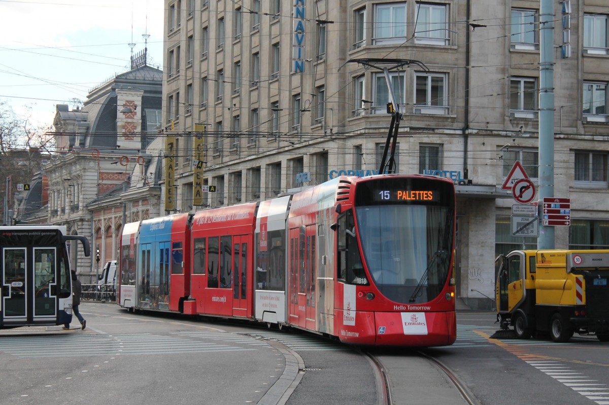 TPG STADLER TANGO 1818 mit Emirates-Werbung verlässt gerade den Bahnhofsplatz. 06.12.2013

