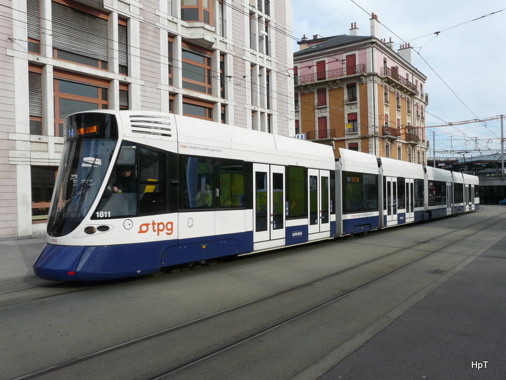 TPG - Tram Be 6/10  1811 unterwegs in der Stadt Genf am 11.01.2014