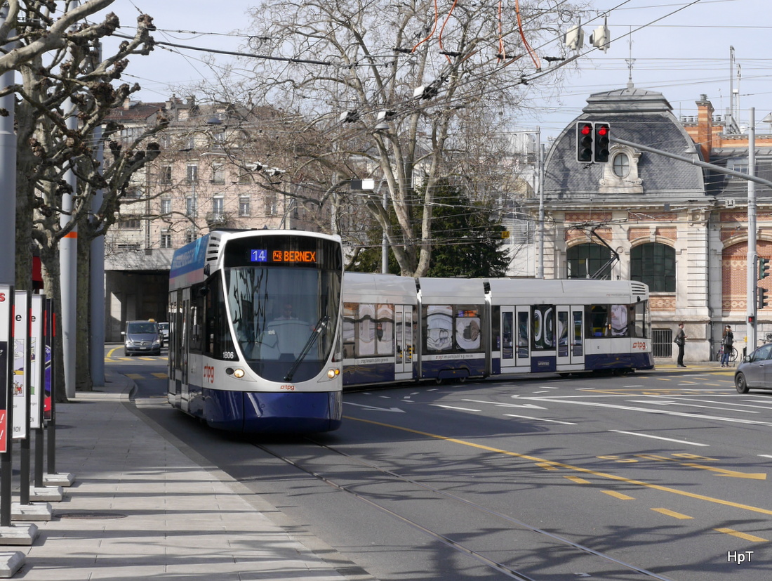 TPG - Tram Be 6/10 1806 unterwegs in der Stadt Genf am 08.03.2015