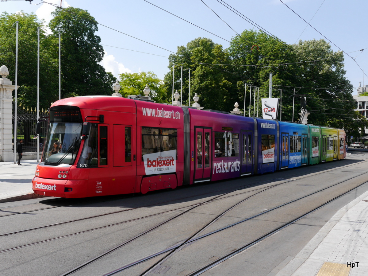 tpg - Tram Be 6/8  870 unterwegs in der Stadt Genf am 03.06.2017