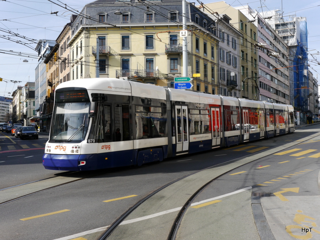 TPG - Tram Be 6/8 879 unterwegs in der Stadt Genf am 08.03.2015