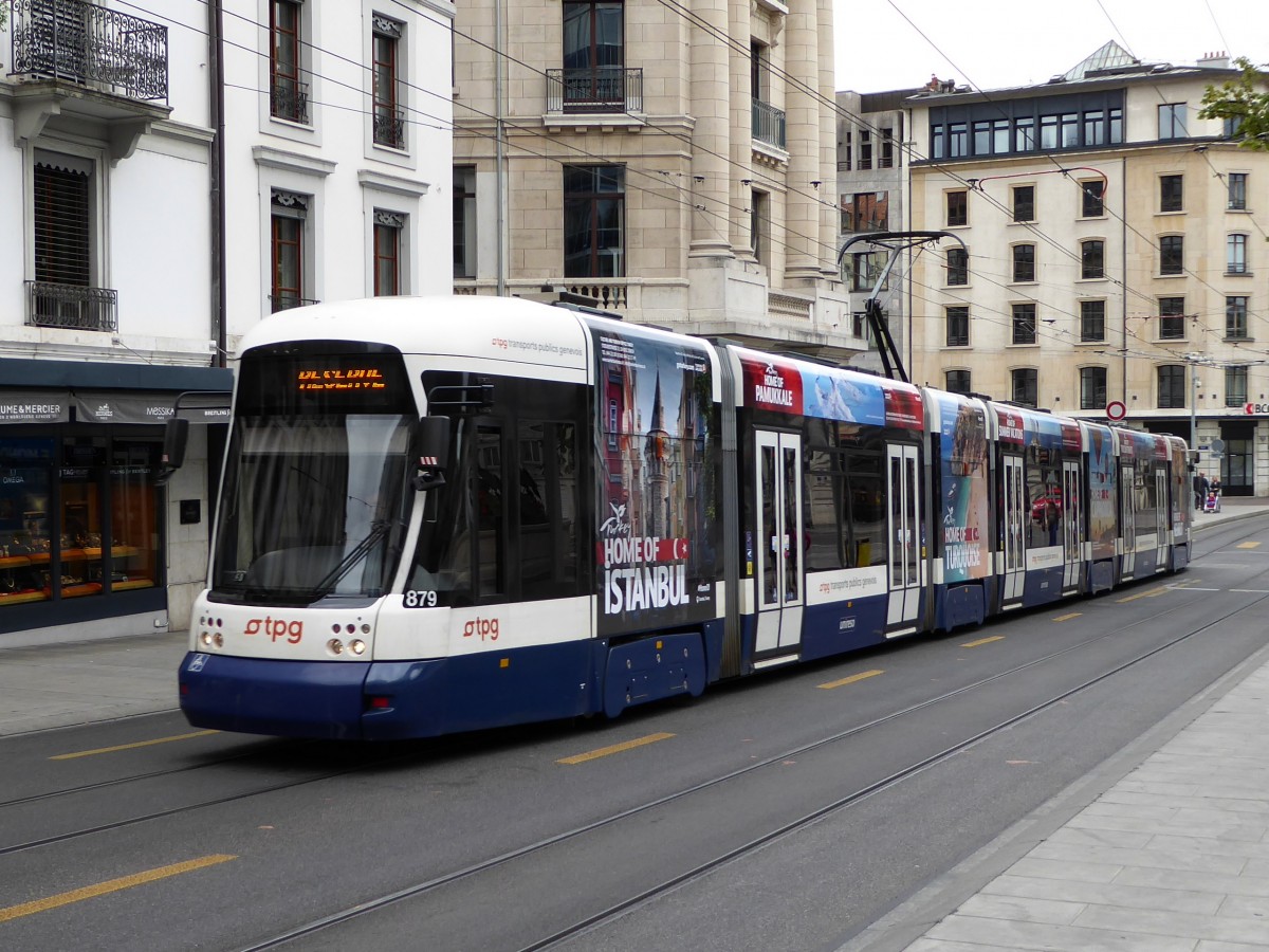 tpg - Tram Be 6/8 879 unterwegs in den Strassen von der Stadt Genf am 05.09.2015
