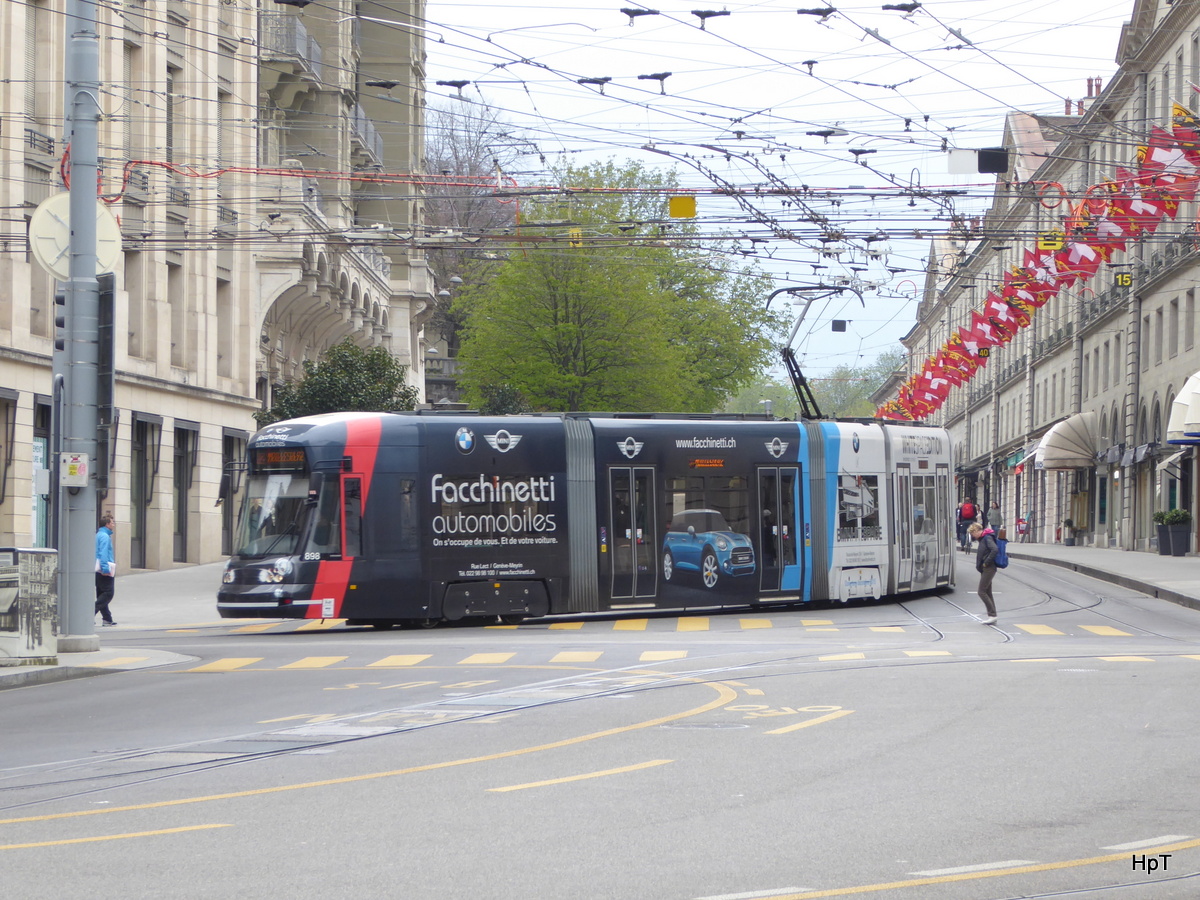 tpg - Tram Be 6/8 898 unterwegs auf der Linie 15 in der Stadt Genf am 09.04.2016