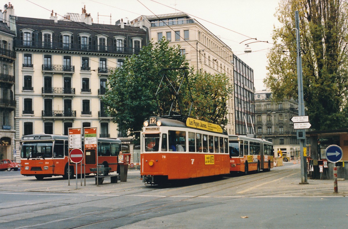 TPG: Zusammentreffen der drei Verkehrsträger Strassenbahn, Trolleybus und Dieselbus auf der Haltestelle Rive im November 1985. Am Morgen von Sonntagen waren die Be 4/4 701-730, 1950, der Linie 12 meist ohne Beiwagen unterwegs.
Foto: Walter Ruetsch 