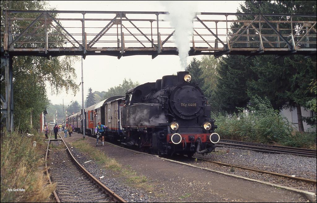Tpp 4408 der Nassauischen Touristikbahn. Die Lok zog am 2.10.1994 auf der Aartalbahn den Museumszug nach Bad Schwalbach, hier beim Halt in Hahn - Wehen zu sehen.