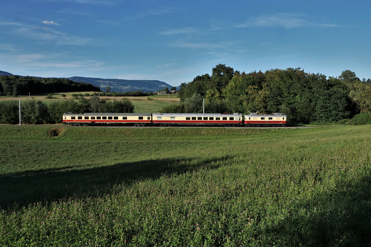 TR Trans Rail AG - TEE Classics
TEE  Mittelland 
Sonderzug mit der Re 4/4 I 10034 in der letzten Abendsonne zwischen Solothurn und Biberist am 11. August 2018.
Diese Fahrt fand erstmals mit zwei identischen TEE-Speisewagen ARmz 211 statt.
Foto: Walter Ruetsch