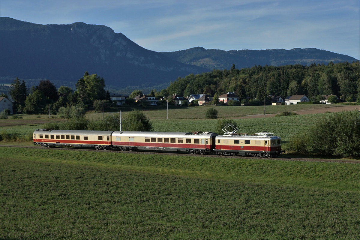 TR Trans Rail AG - TEE Classics
TEE  Mittelland 
Sonderzug mit der Re 4/4 I 10034 in der letzten Abendsonne zwischen Solothurn und Biberist am 11. August 2018.
Diese Fahrt fand erstmals mit zwei identischen TEE-Speisewagen ARmz 211 statt.
Foto: Walter Ruetsch 