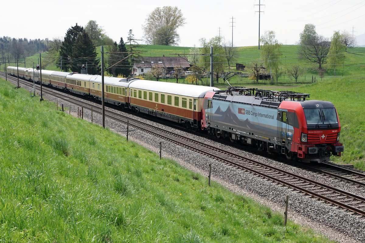 TR Trans Rail AG - AKE Eisenbahntouristik.
Lago Maggiore-Express 2019 mit SBB Cargo International Vectron 193 471 zwischen Wangen an der Aare und Niederbipp am 23. April 2019.
Foto: Walter Ruetsch
