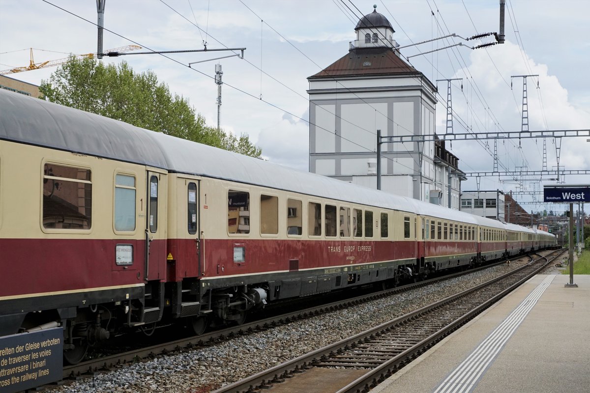 TR Trans Rail AG - AKE Eisenbahntouristik. Lago Maggiore-Express 2019 mit SBB Cargo International Vectron 193 258 anlässlich der Bahnhofsdurchfahrt Solothurn-West am 19. Mai 2019. Foto: Walter Ruetsch