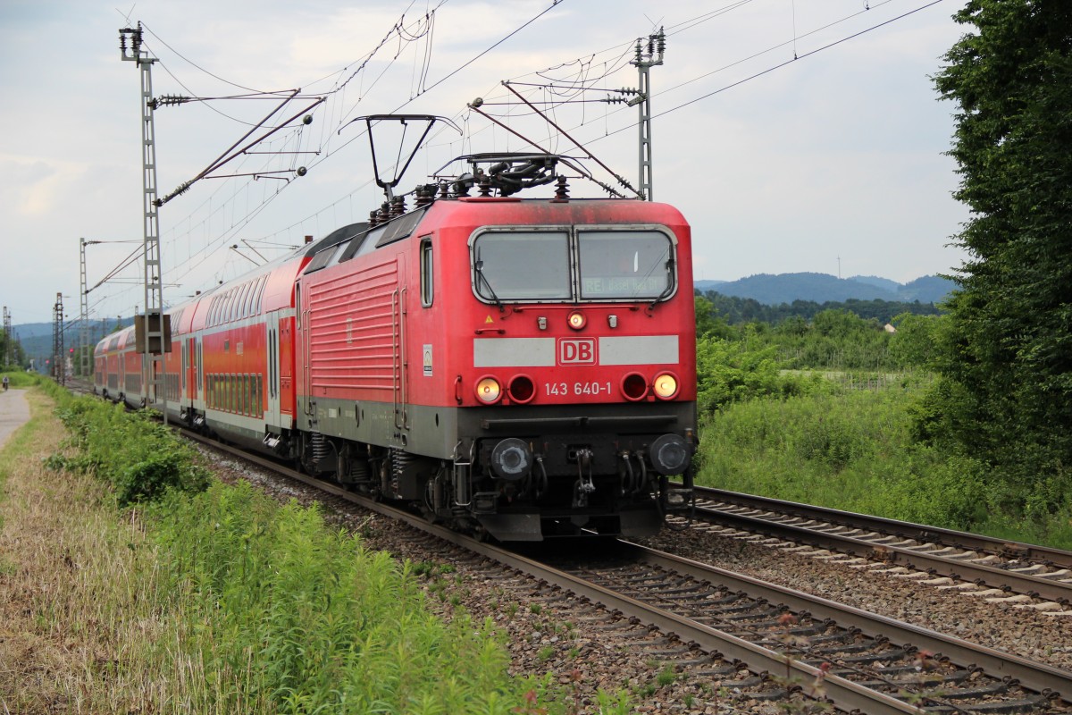 Trabbi auf der Rheintalbahn - 143 640-1 mit einem RE nach Basel Bad Bf. am 19.08.2015 kurz nach Denzlingen. 