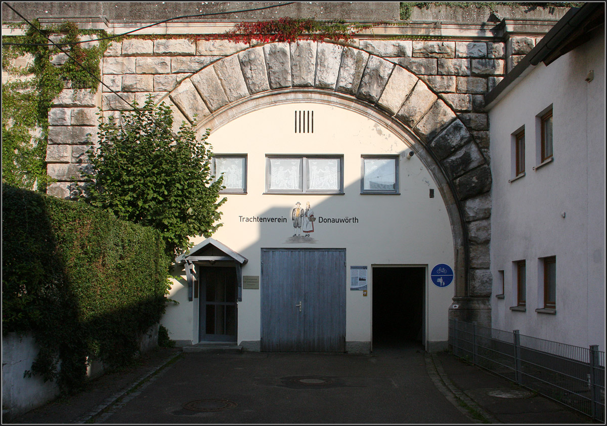 Trachtenvereinsgebäude in Donauwörth -

Ich glaub bei Bahnbilder.de bin ich dennoch richtig mit diesem Bild. Den Bahnbezug kann jeder selber herleiten.

07.09.2014 (M)