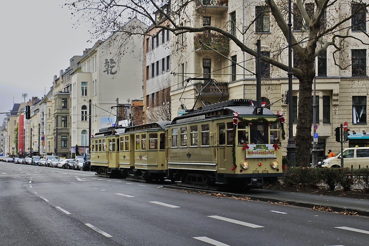 Traditionell am ersten Adventssontag fährt der Finchen-Zug der KVB mit dem Nikolaus durch Köln, hier am 01.12.2019 auf der Richard-Wagner-Straße