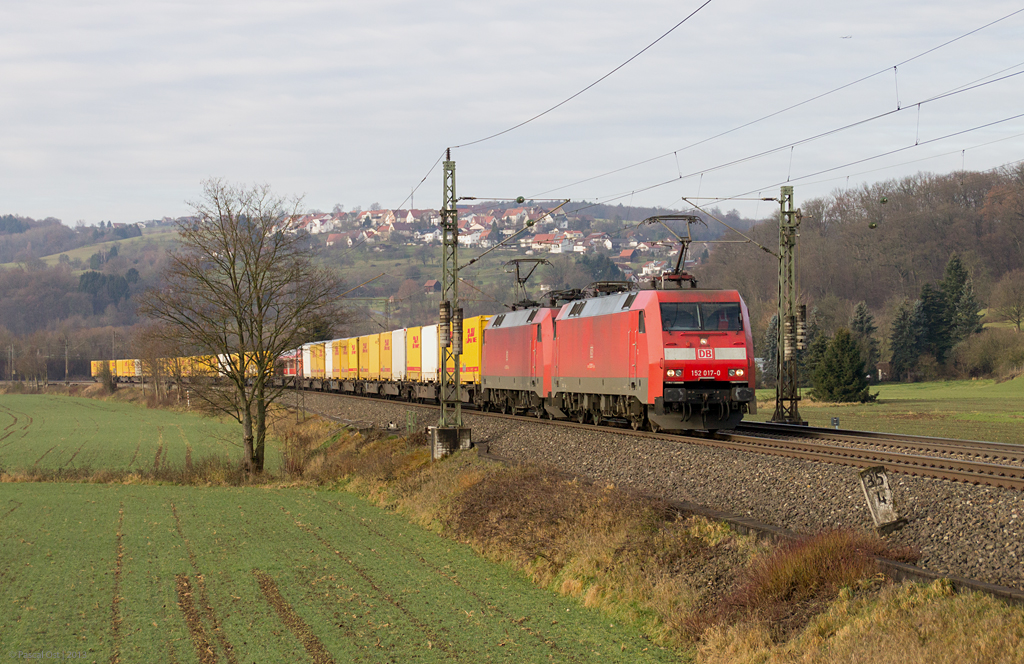  Traditionell  verkehren jährlich vor Weihnachten einige DHL-Züge quer durch Deutschland, um die Weihnachtspost zu ihren Empfängern zu bringen. Am 15. Dezember 2013 konnte ich einen dieser Züge mit 152 017-0 auf seinem Weg nach München-Riem bei Uhingen aufnehmen. 