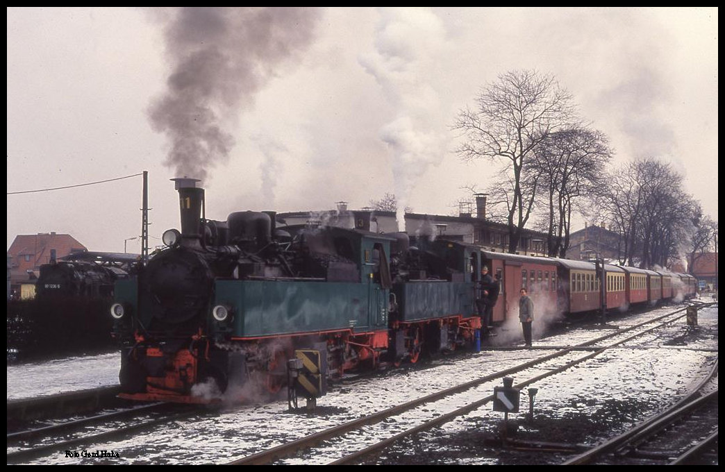 Traditionslokomotiven 11 und 13 stehen am 19.2.1994 um 8.36 Uhr abfahrbereit vor einem Sonderzug zum Brocken im Schmalspur Bahnhof Wernigerode.