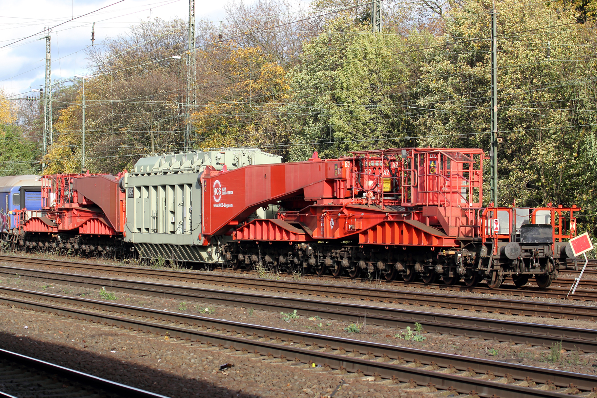 Trafo Schwertransport der Firma NCS Gmbh mit 32 Rads�tzen die ein maximales Gewicht von 392 Tonnen tragen k�nnen abgestellt in K�ln-West 9.11.2013