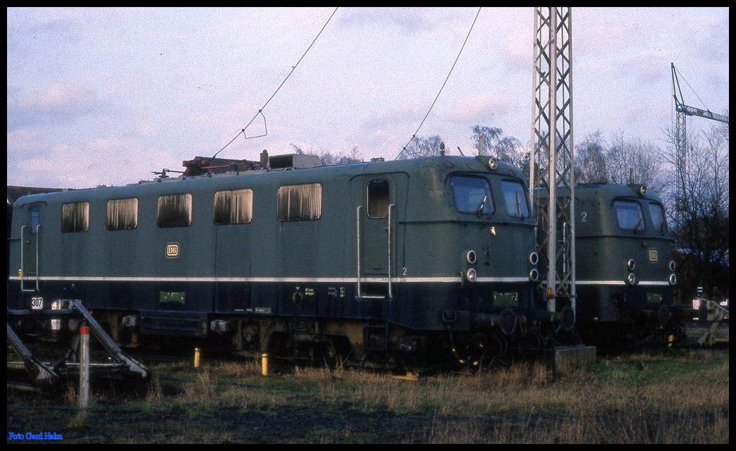 Trafoanlage gebildet aus den ehemaligen Personenzug Loks 141160 und 141197 im BW Northeim am 21.3.1992.
