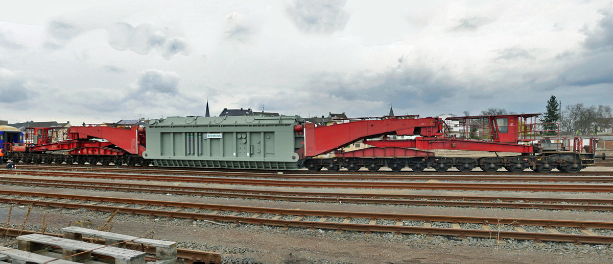 Tragschnabelwagen mit Siemens Transformator im Bf Euskirchen - 17.03.20178