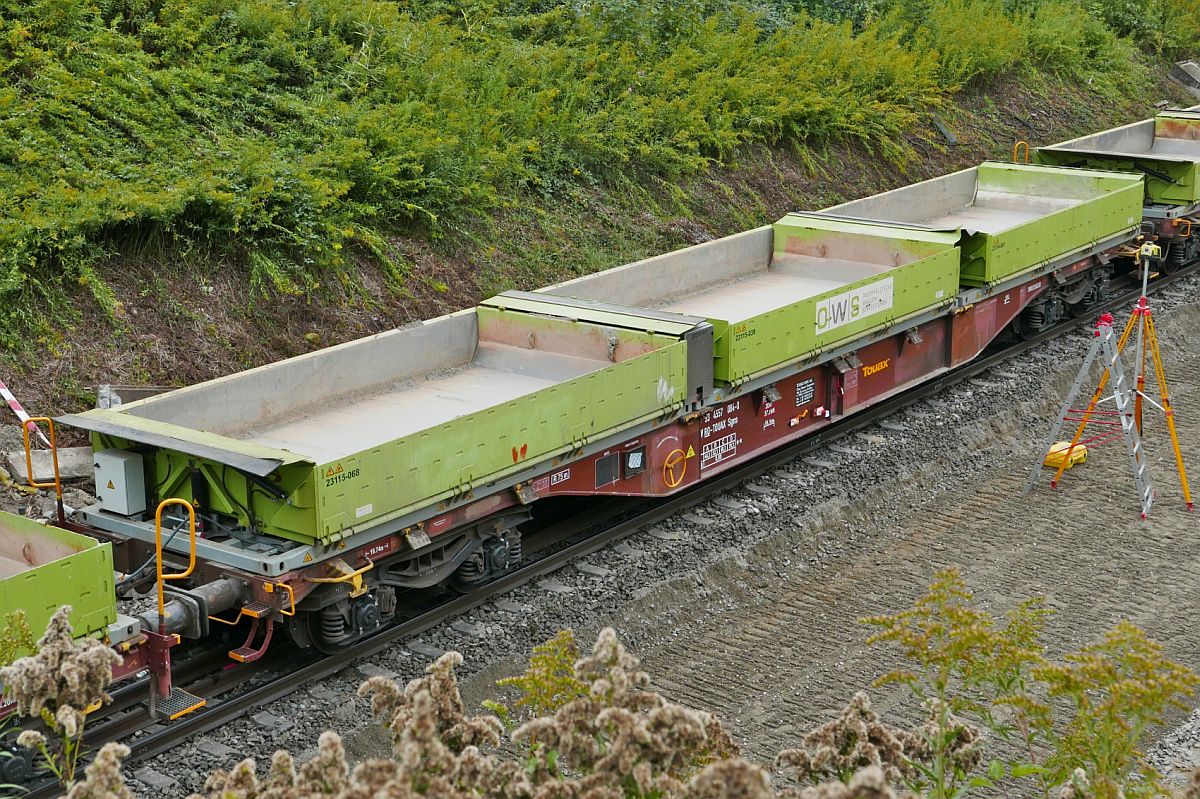 Tragwagen der Gattung Sgns mit drei Kippmulden am 22.09.2020 bei Lohner, in der Nähe von Meckenbeuren.