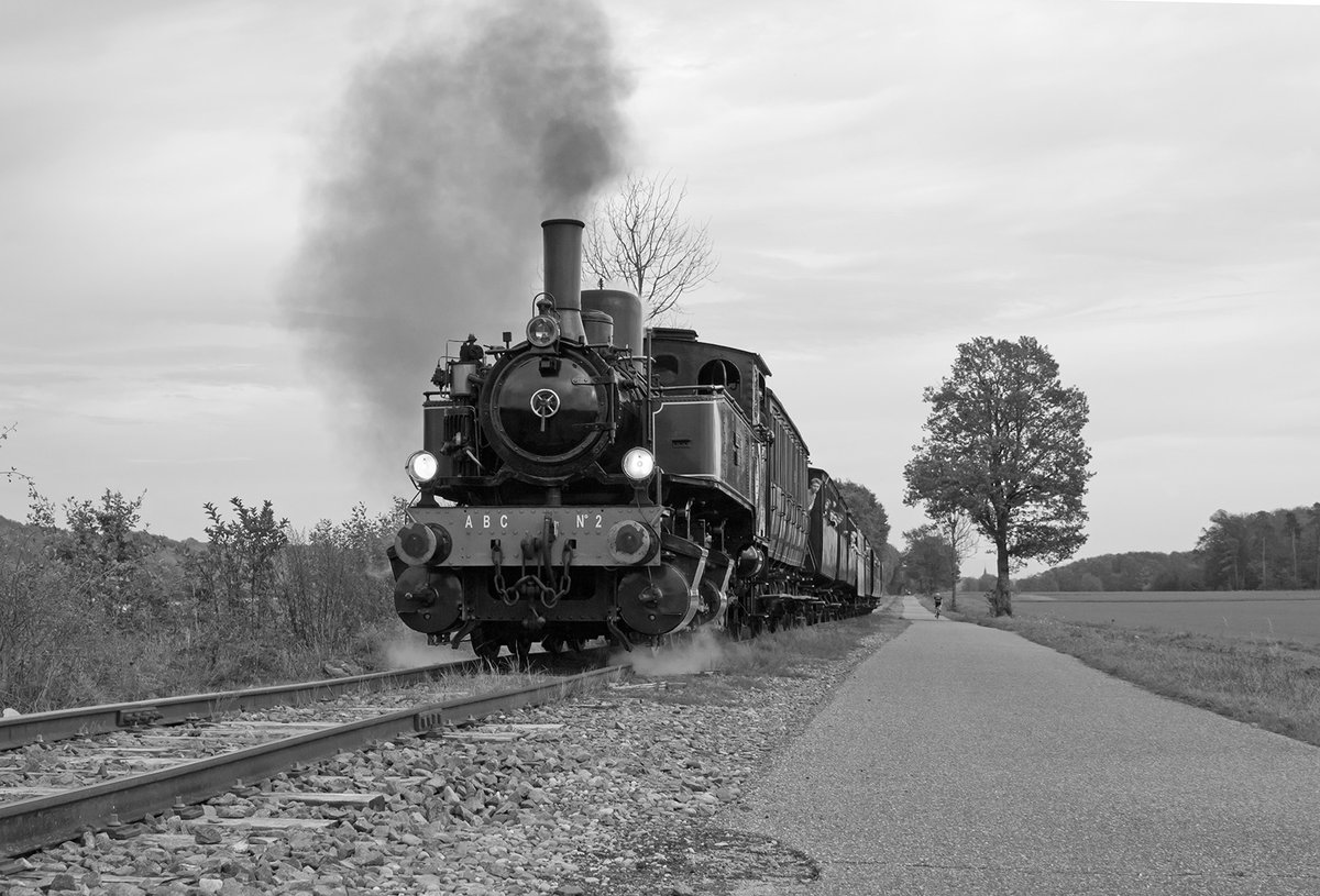 Train Thur Doller Alsace - Mallet  Cirey No. 2  hat am 27.10.2019 mit ihrem 9-Wagen-Zug gut zu tun in der Steigung vor Sentheim.