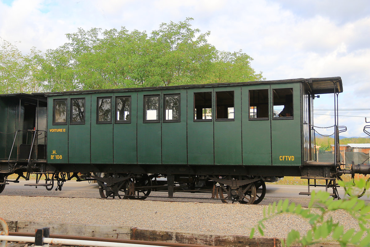 Train Thur Doller Alsace (Chemin de Fer Touristique de la Vallée de la Doller CFTVD): Einer der 4 kleinen Personenwagen aus den 1890er Jahren.  31.Juli 2019 