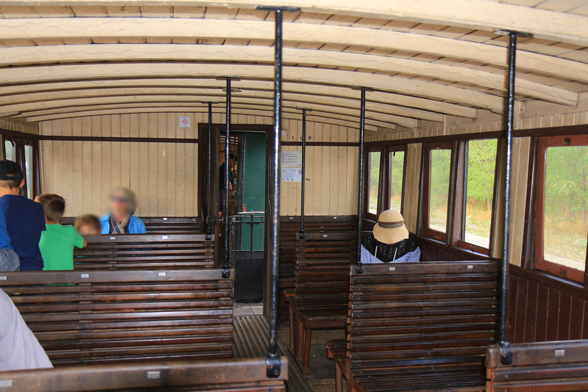 Train Thur Doller Alsace (Chemin de Fer Touristique de la Vallée de la Doller CFTVD): Blick ins Wageninnere des kleinen Wagens Bf 108,  31.Juli 2019 