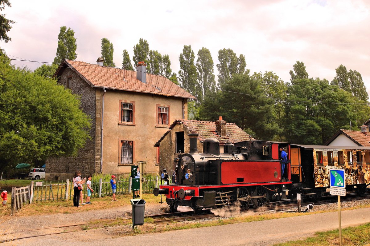 Train Thur Doller Alsace (Chemin de Fer Touristique de la Vallée de la Doller CFTVD): Historisches Monument Lok 51  La Meuse  am Ende der noch befahrbaren Strecke in Sentheim. 31.July 2019  
