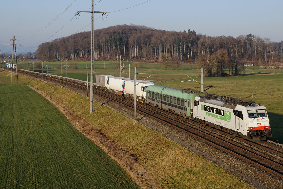 Traktionsänderung der RoLa ab dem Januar 2021.
Die BLS Re 485 sind Geschichte.
RoLa Freiburg Brsg Rbf - Novara Boschetto mit der BR 186 901 bei Bollodingen am 11. Januar 2021.
Foto: Walter Ruetsch