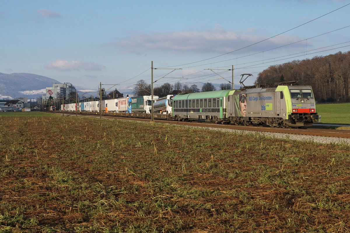 Traktionsänderung der RoLa ab dem Januar 2021.
Die BLS Re 485 sind Geschichte.
RoLa Freiburg Brsg Rbf - Novara Boschetto mit der BLS Re 486 510 bei Herzogenbuchsee am 10. Januar 2021.
Foto: Walter Ruetsch