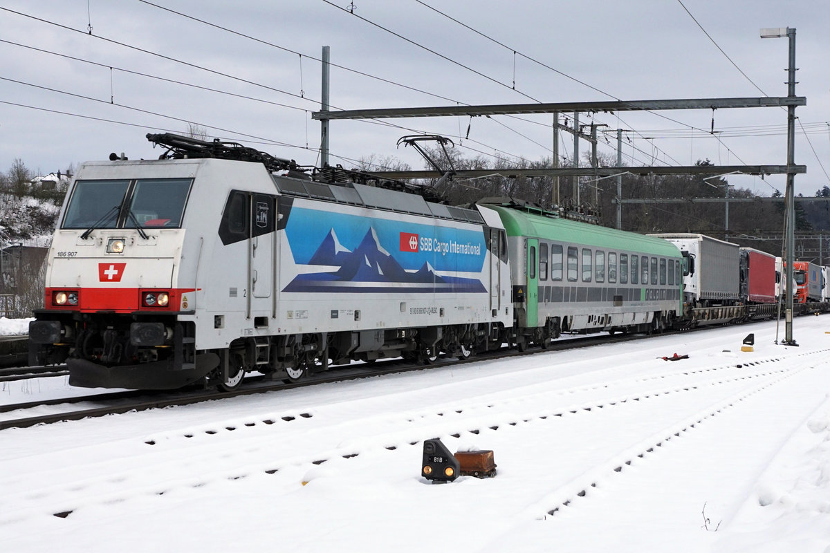 Traktionsänderung der RoLa ab dem Januar 2021.
RoLa Freiburg Brsg Rbf - Novara Boschetto mit der BR 186 907 bei Roggwil-Wynau am 18. Januar 2021.
Zusammen mit der BR 186 901, ID 1240227, eingestellt am 12.1.2021, konnten ich nun beide unterschiedlichen Seitenansichten dieser Serie im weissen Kleid dokumentieren.
Foto: Walter Ruetsch
