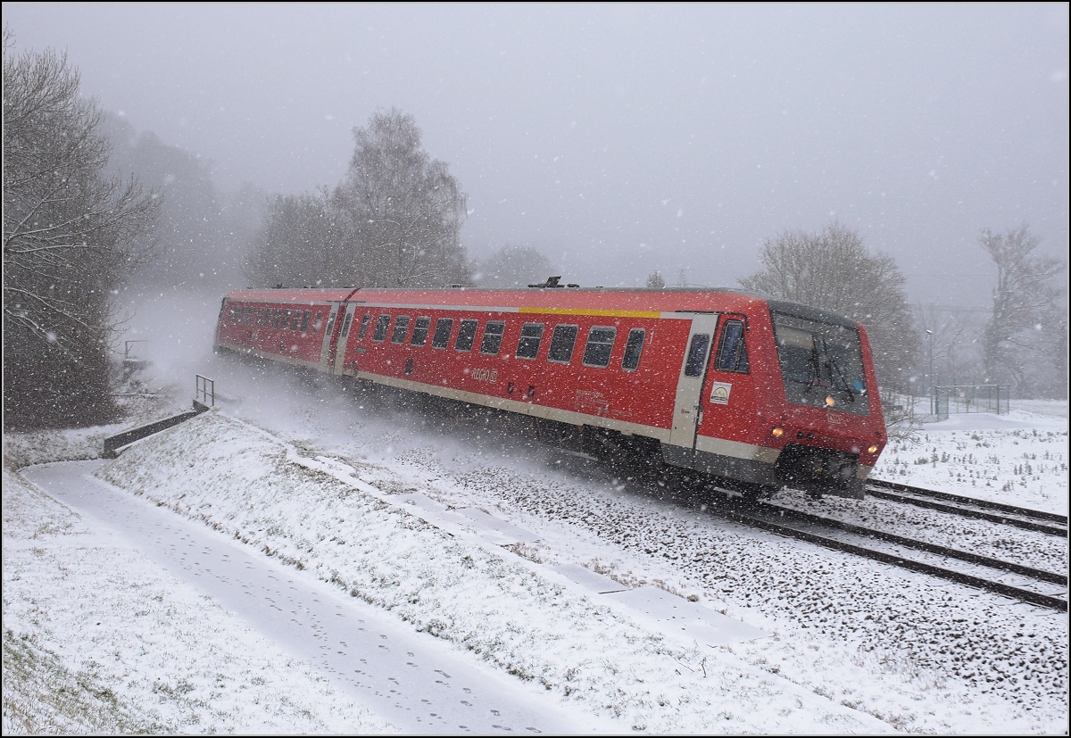 Traktionswandel am Hochrhein, zwei Monate zuvor im März 2018. 611 020 legt sich bei Beuggen zwischen den nahegelegenen Kraftwerken Schwörstadt und Rheinfelden in die Kurve. Mai 2018. 