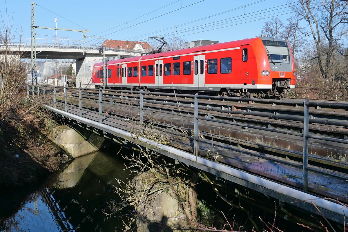 Traktionswandel - Nachher# - Nach der Ausstattung der Sdbahn mit einer Oberleitung und dem Fahrplanwechsel im Dezember 2021 berquert 426 505-4 am 14.01.2022 als RB 17331 / RS21 von Ulm nach Biberach Sd den Rotbach
