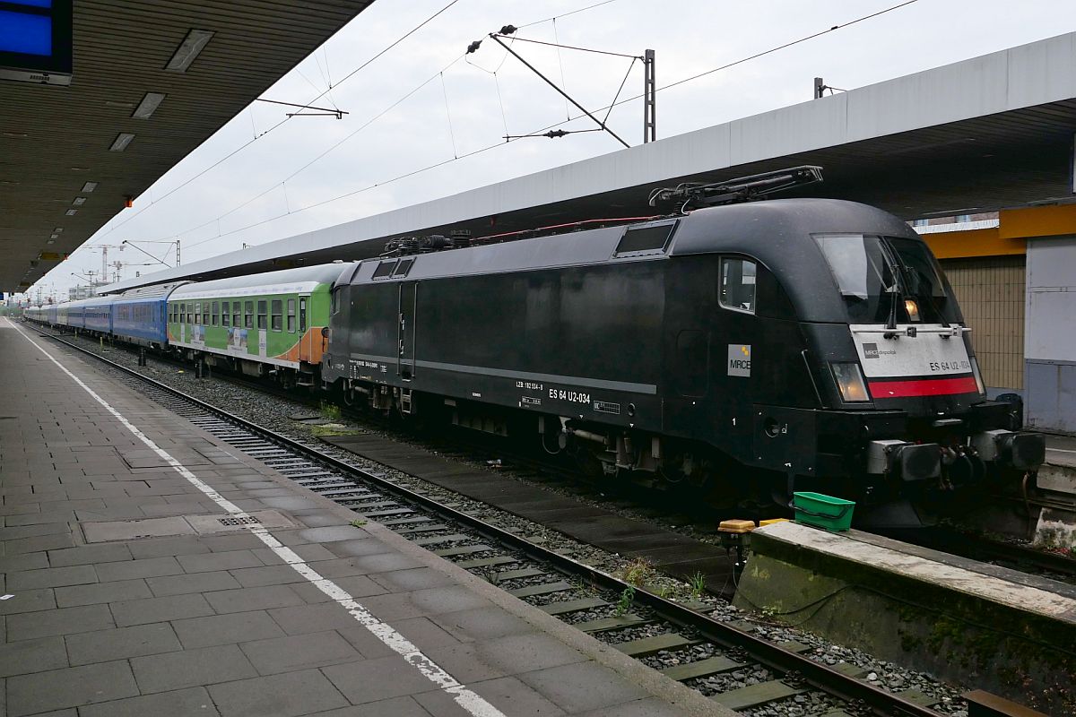 Traktionswechsel in Hamburg-Altona (|) - 182 534-8 hat die Wagen des ALPEN-SYLT Nachtexpress von Konstanz/Salzburg nach Westerland (Sylt) bis Hamburg gezogen und wird abgekuppelt, da eine Diesellok die Weiterfahrt übernimmt (28.08.2021)