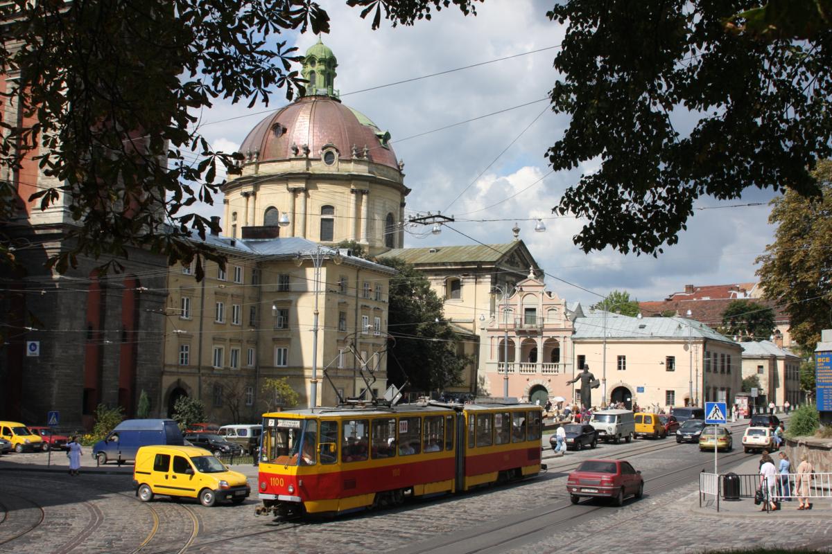 Tram 1100 ist am Rande der Altstadt von Lviv (Lemberg) am 31.8.2009 auf der
Linie 7 unterwegs.