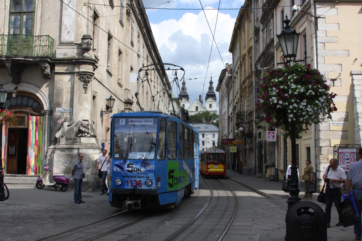 Tram 1136 ist am 31.08.2009 auf der Linie 2 in der Stadtmitte von Lviv (Lemberg) unterwegs. - Im Hintergrund fährt in Gegenrichtung gerade eine  Gummibahn , ein Fun Express für Touristen.