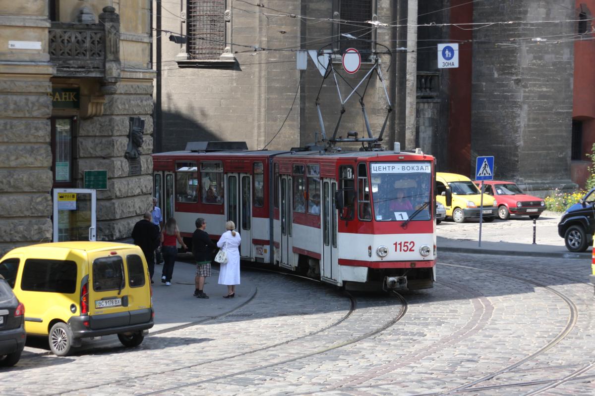 Tram 1152 ist am 31.08.2009 auf der Linie 1 in Lviv (Lemberg) auf der Fahrt
zum Hauptbahnhof.