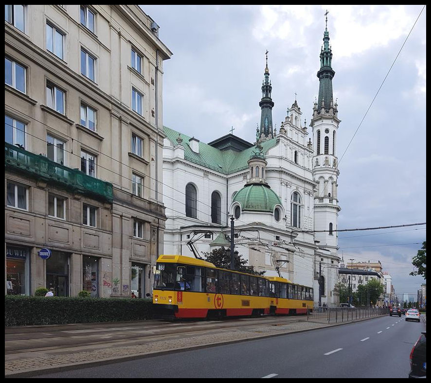 Tram 1332 ist hier am 28.5.2019 in der Marszalkowska in Warschau vor der dortigen Kirche in Richtung Außenbezirk unterwegs.