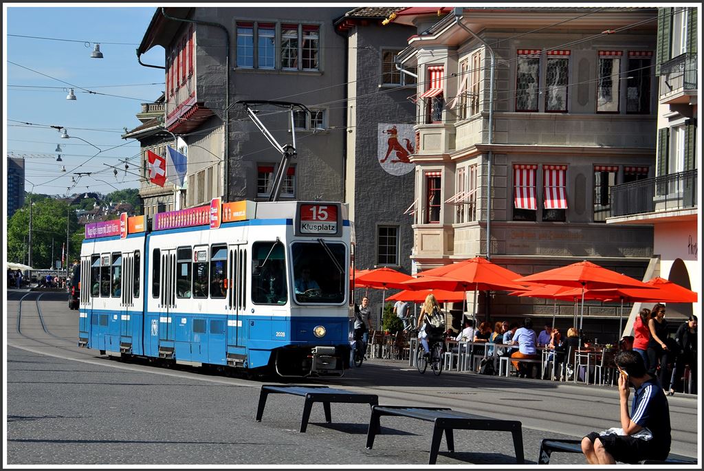 Tram 2000 2028 der Linie 15 am Limmatquai. (28.05.2015)