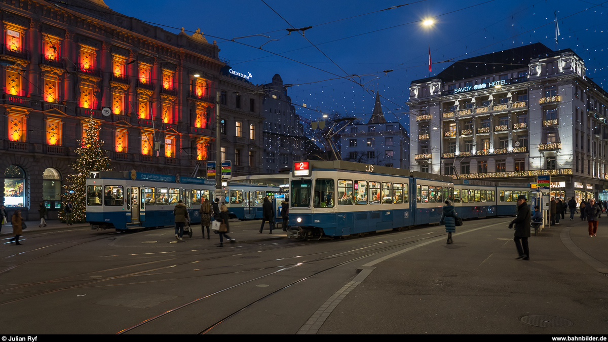 Tram 2000 auf verschiedenen Linien begegnen sich am 30. Dezember 2019 am Paradeplatz.