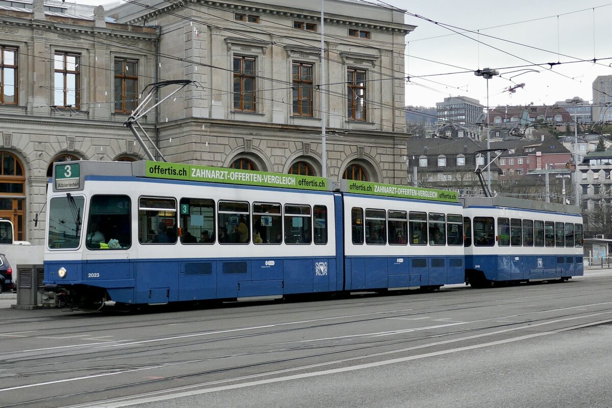 Tram 2000 Be 4/6 2023 der VBZ mit einem  Pony  am 4.4.23 beim Hauptbahnhof Zürich.