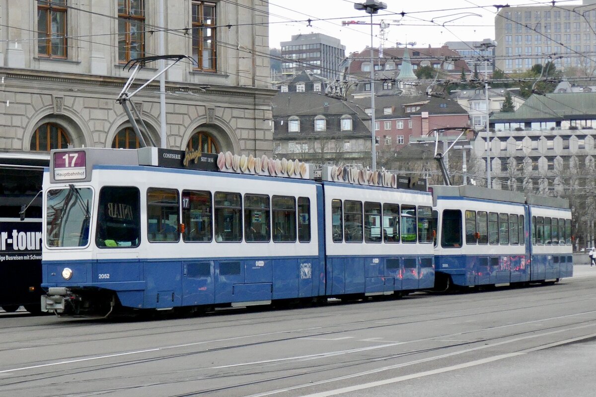 Tram 2000 Be 4/6 2052 der VBZ mit einem weiteren Be 4/6 2035 am 4.4.23 beim Hauptbahnhof Zürich.
