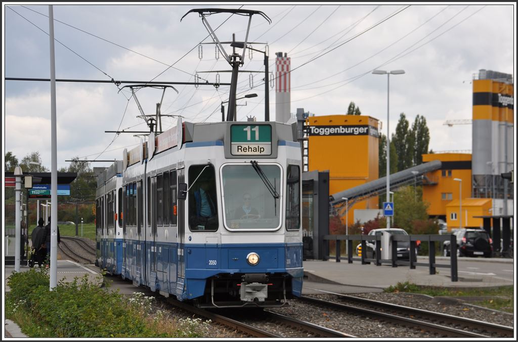 Tram 2000 der Linie 11 beim Fernsehstudio. (24.09.2015)