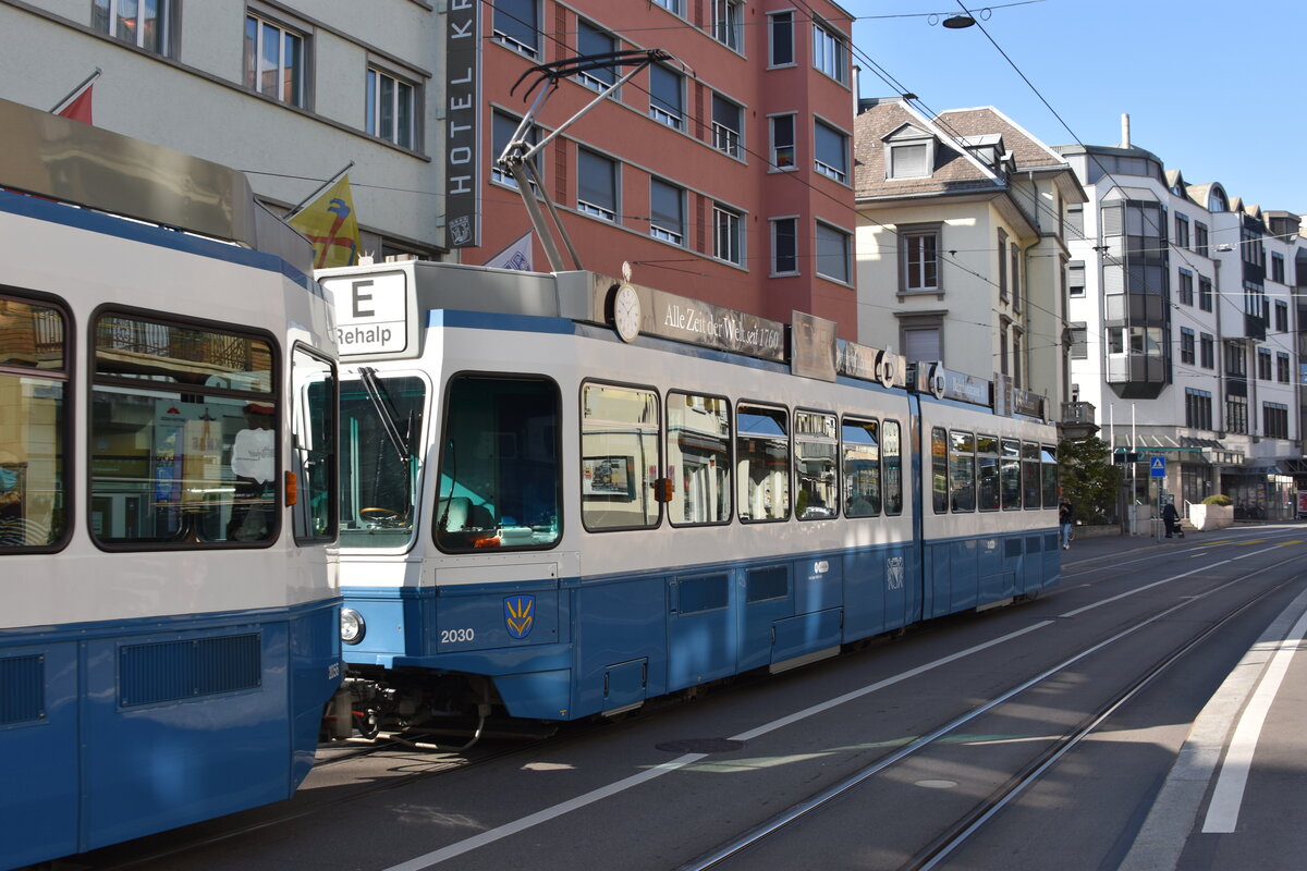 Tram 2000 Wagennummer 2030 hinten (Vorne 2056) auf der Linie 11 aber fälschlicherweise als  E  vorne beschriftet bei der Haltestelle Kronenstrasse. Datum: 16.10.2021