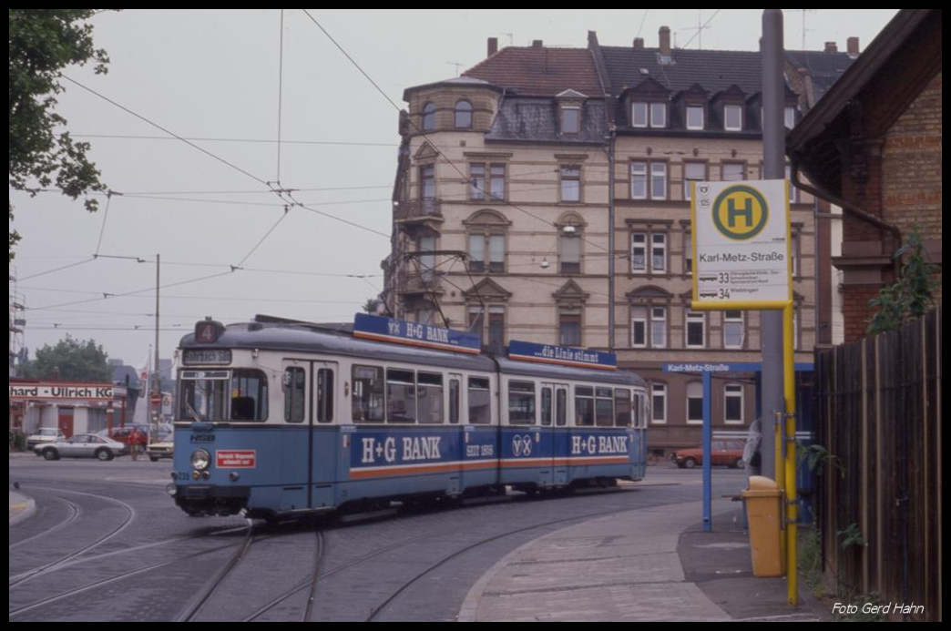 Tram 235 der Linie 4 erreicht hier am 24.05.1990 den Haltepunkt Karl Metz Straße in Heidelberg.