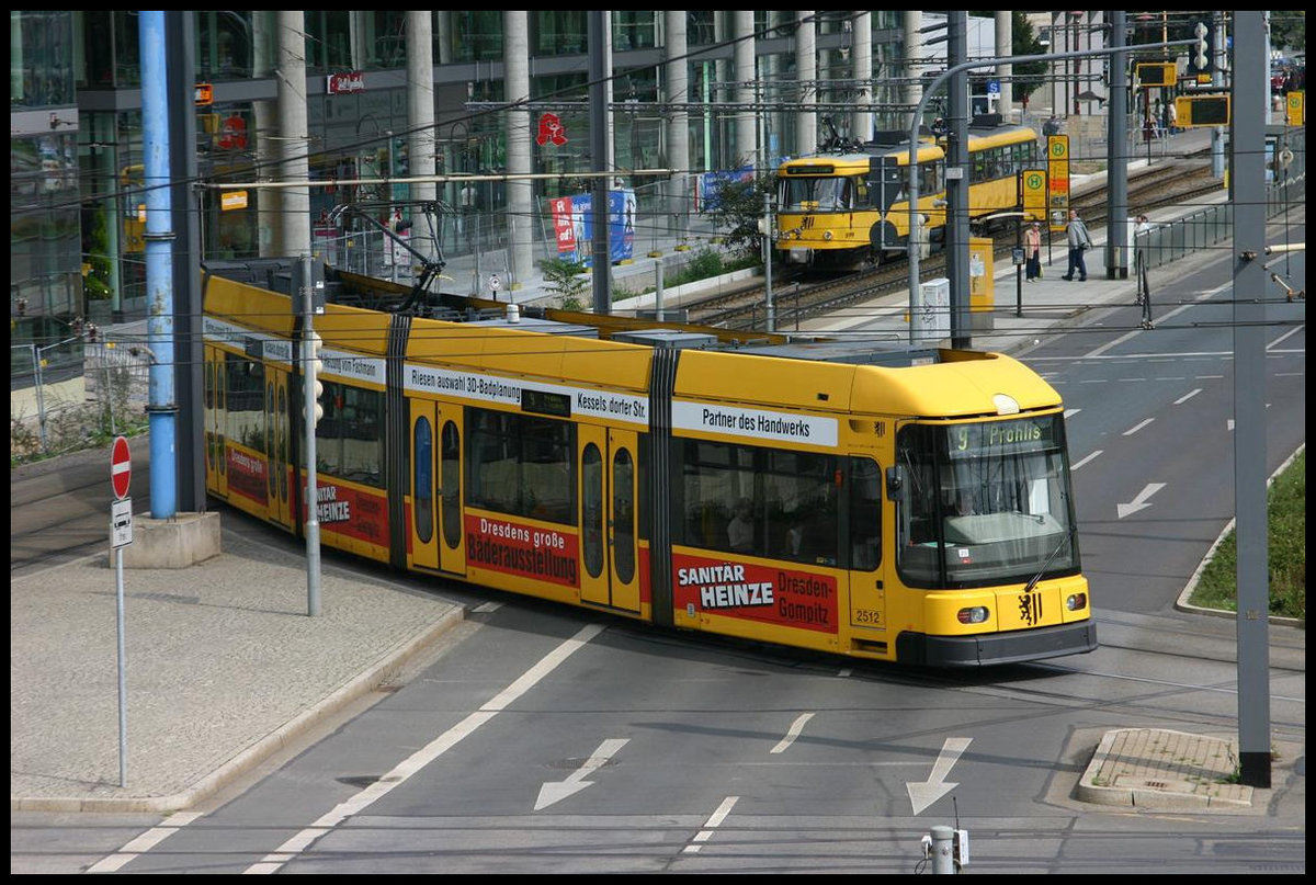 Tram 2512 ist hier am 27.8.2006 auf der Linie 9 nach Prolis nahe dem HBF Dresden unterwegs.