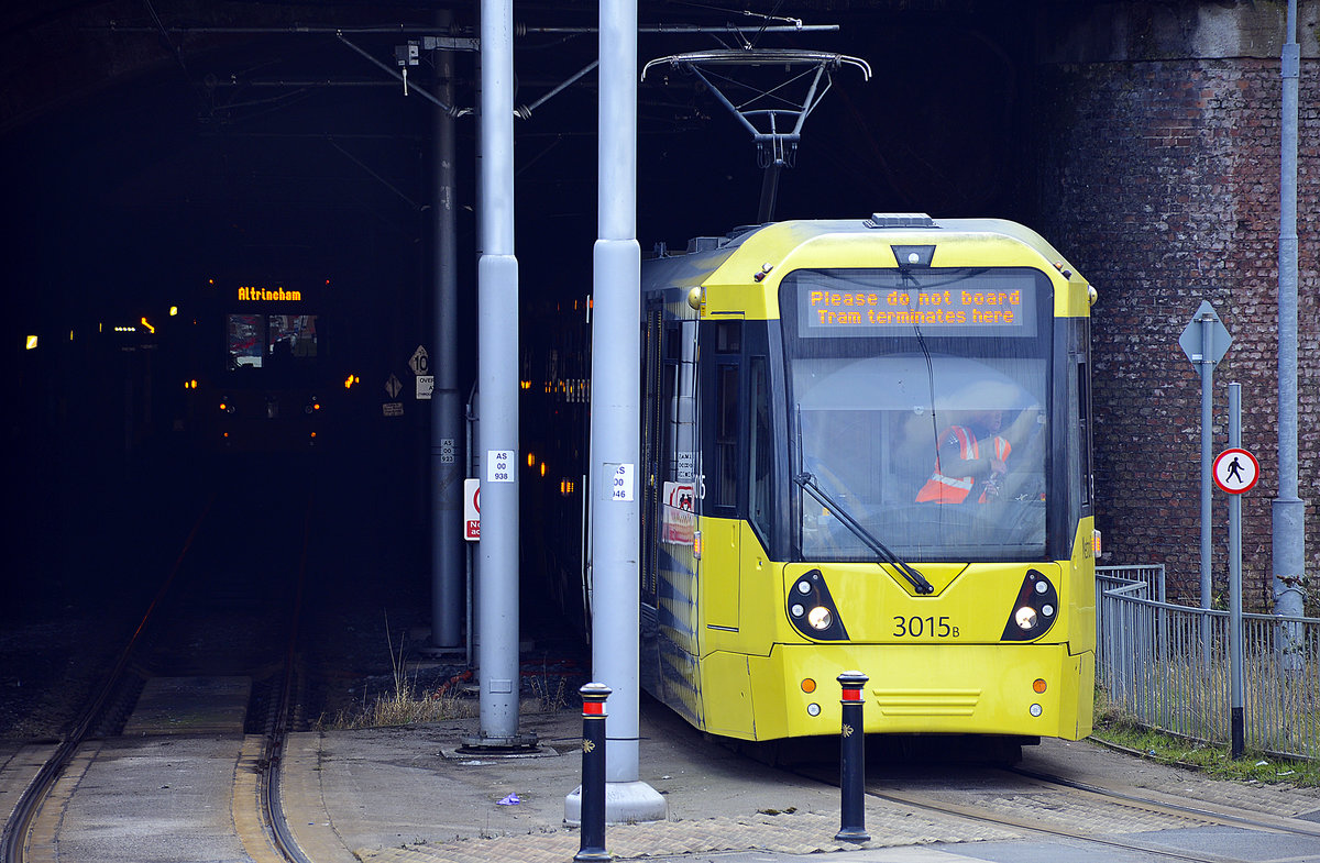 Tram 3015 (Bombardier M5000) von Manchester Metrolink im Tunnel unter Manchester Piccadilly Station. Aufnhame: 12. März 2018.